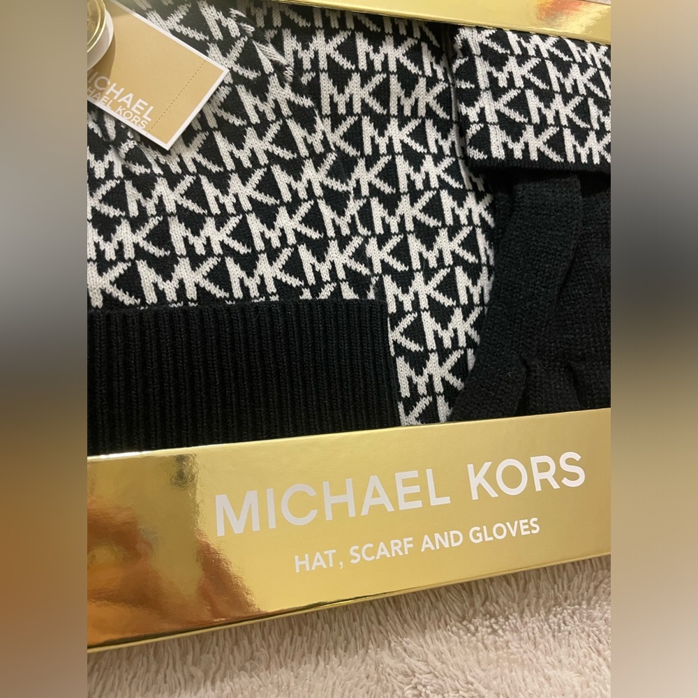 NWT Michael Kors Winter Monogram Gift Set Hat, Scarf, and Gloves - Picture 4 of 5